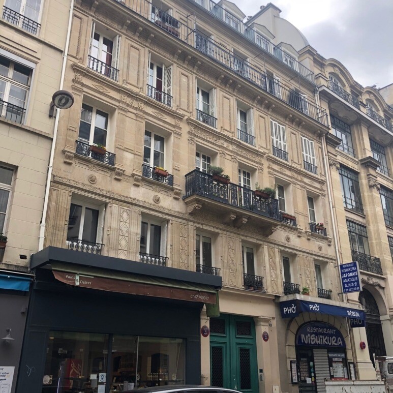 façade Haussmannien d'un immeuble parisien