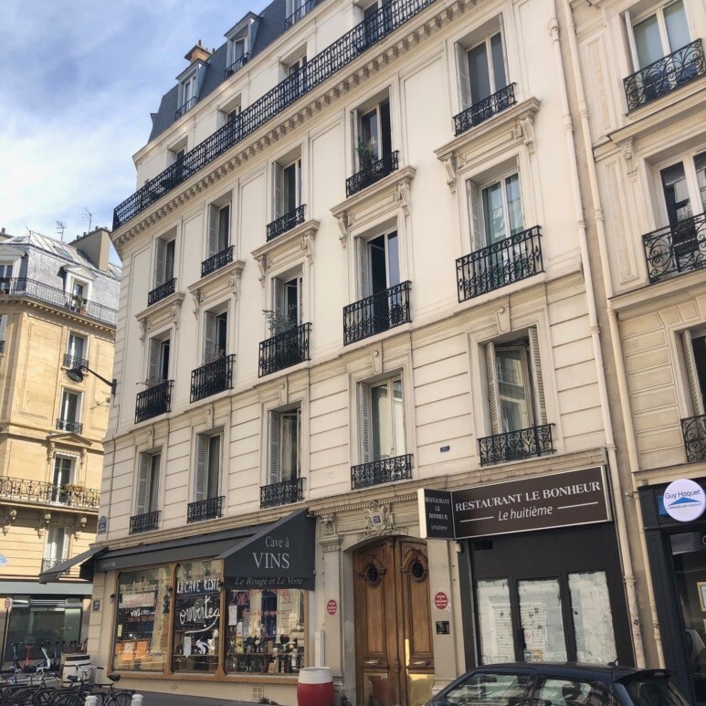 façade Haussmannien d'un immeuble parisien