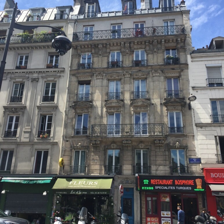 façade Haussmannien d'un immeuble parisien