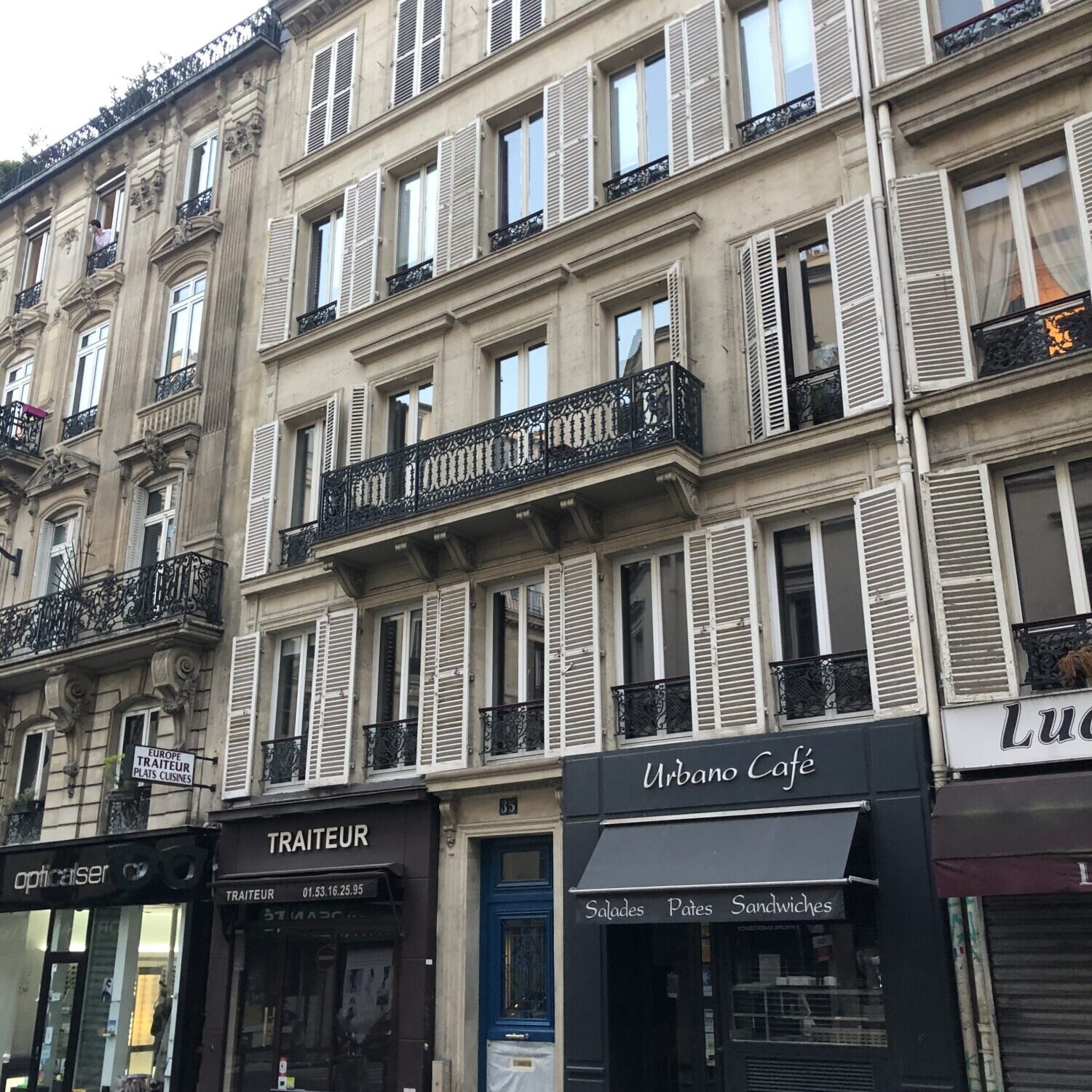 façade Haussmannien d'un immeuble parisien