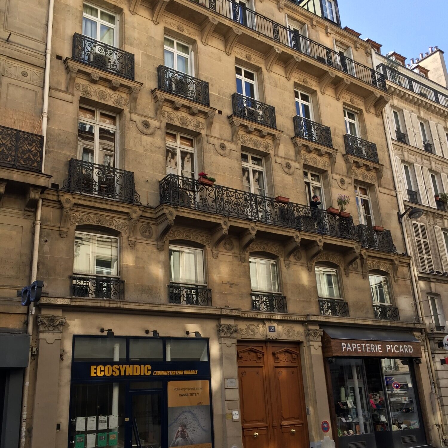 façade Haussmannien d'un immeuble parisien