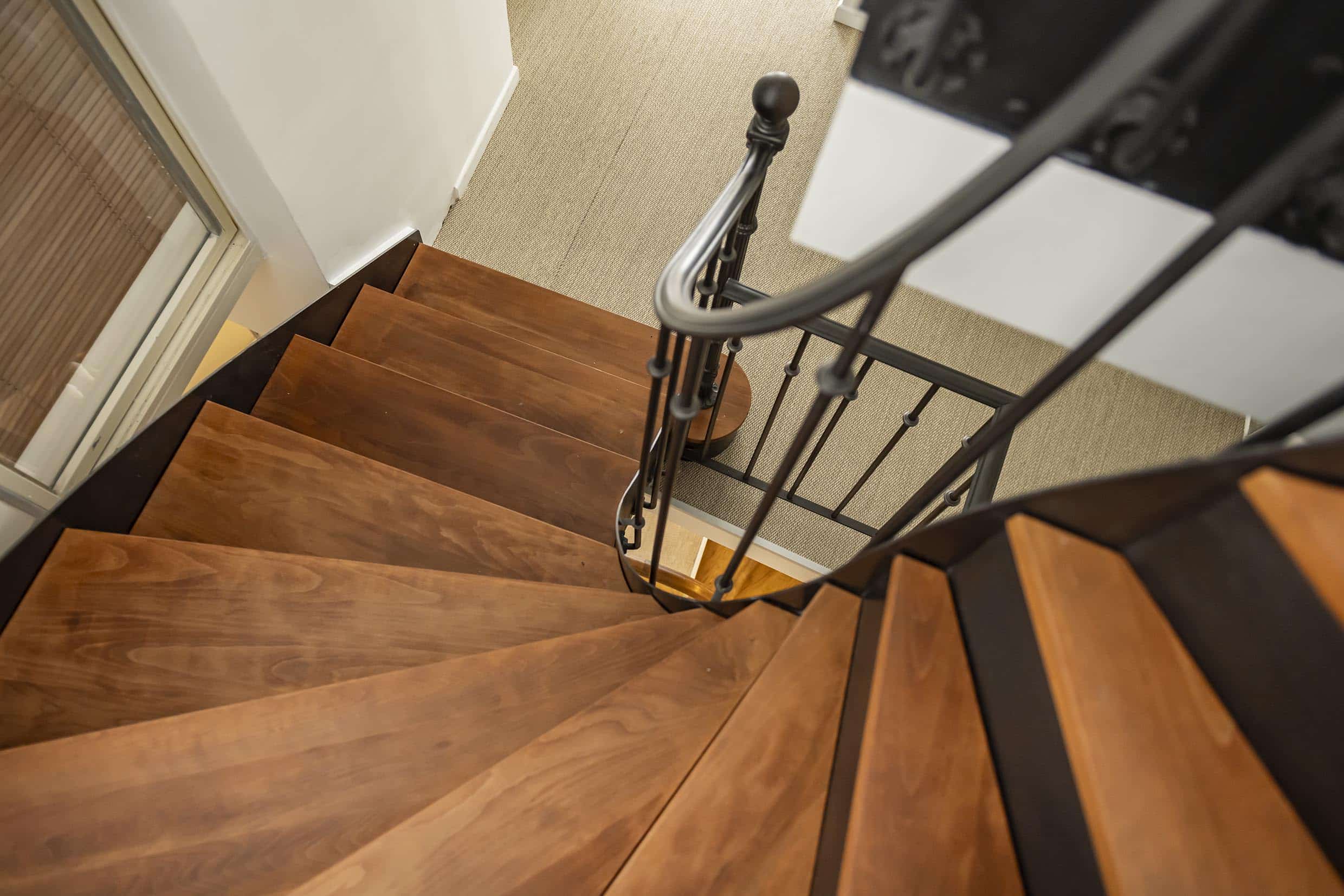 escalier tournant garde corps bistrot bois et métal