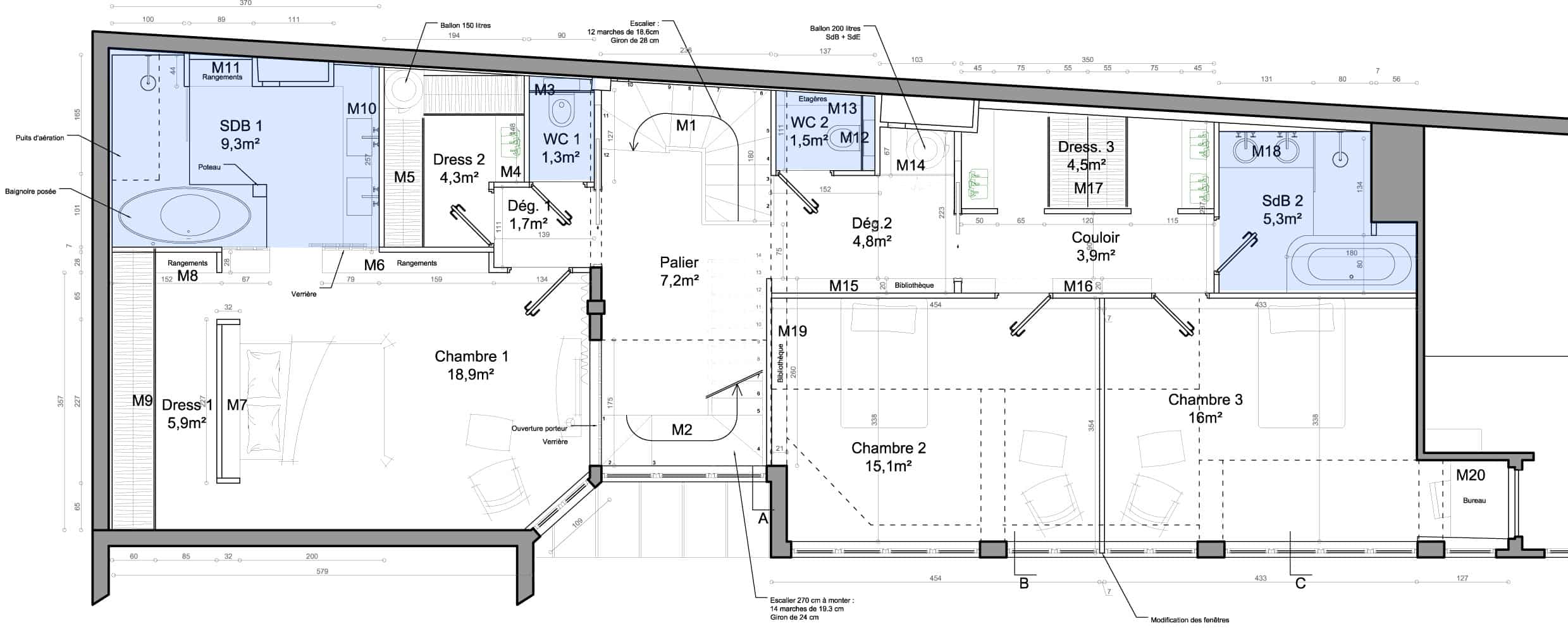 Plan d'étage architectural illustrant l'agencement d'un espace résidentiel en triplex avec des pièces étiquetées, des dimensions et des éléments structurels. Comprend des chambres, des salles de bains, des placards, des couloirs et un atelier polyvalent pour les activités créatives.