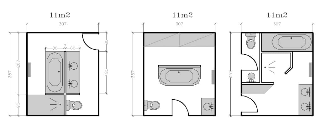 Trois plans de salle de bains, de 11 mètres carrés chacun, avec différents agencements de lavabos, baignoires, toilettes, douches et portes d'entrée, illustrés avec les mesures et les accessoires.