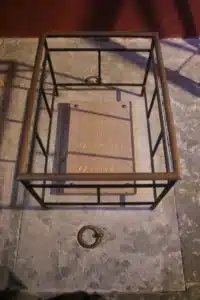Une pierre tombale avec l'inscription "Repose le Maréchal Vauban", entourée d'une simple balustrade en métal sur un sol en pierre, évoque l'histoire de Paris dans cette photo ancienne.