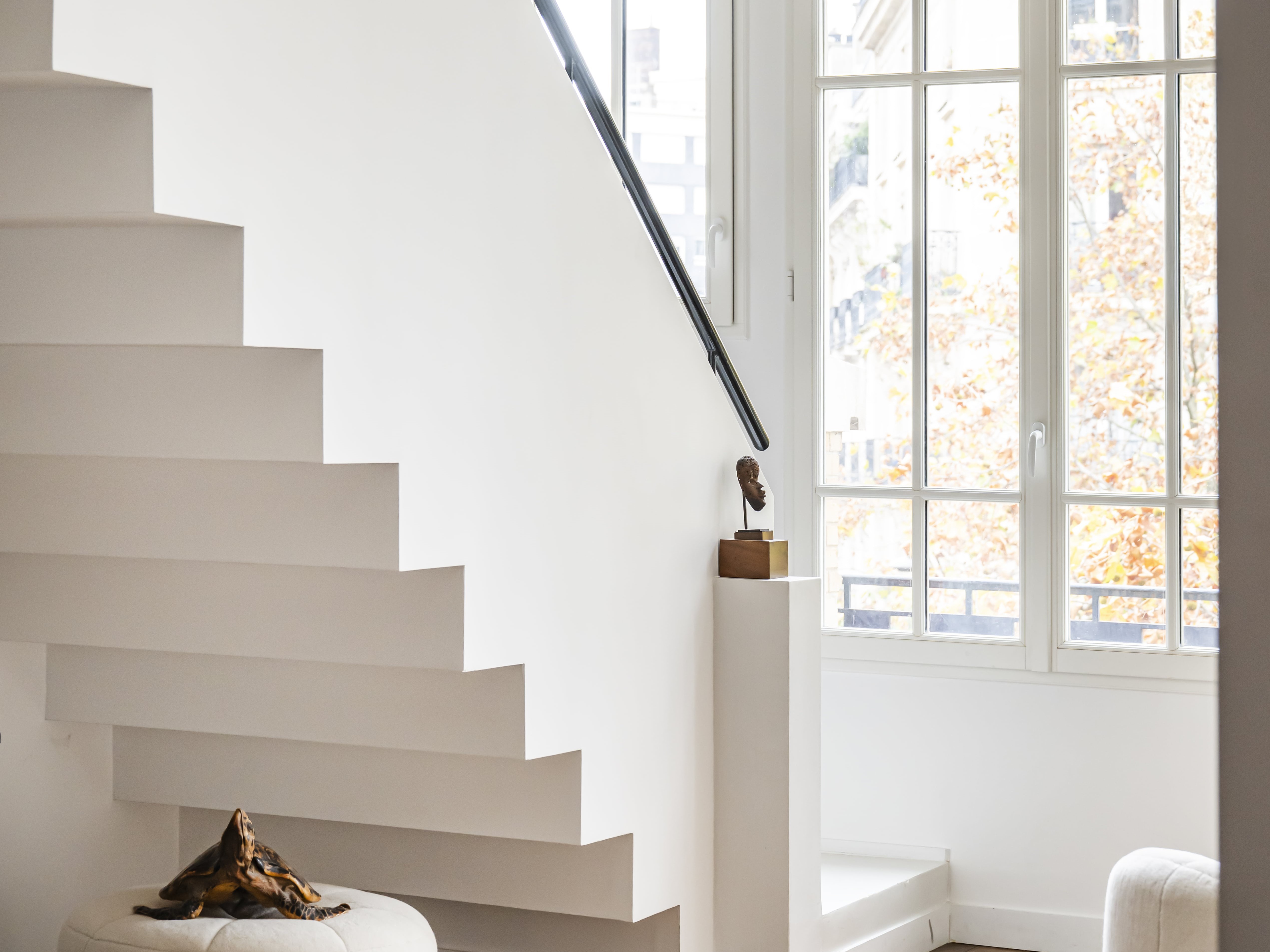 Un escalier blanc dans le style Mallet Stevens