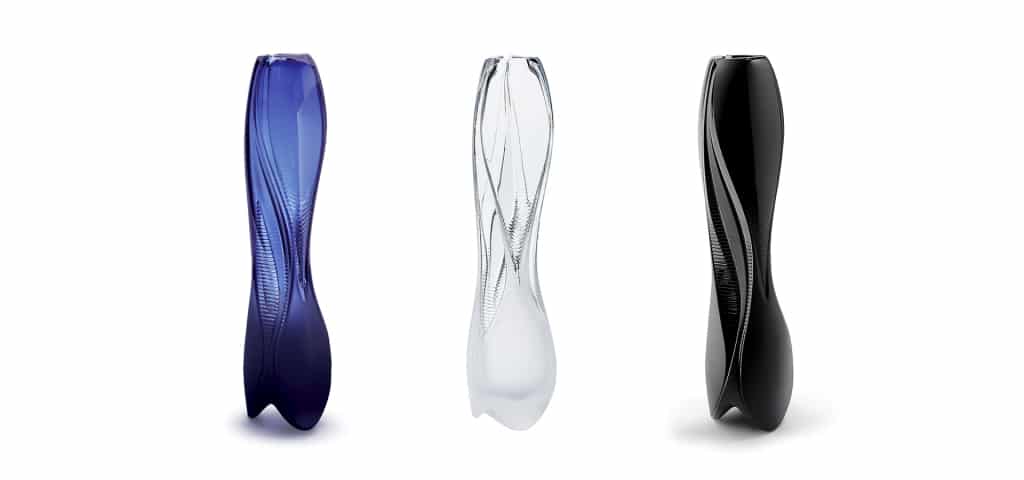 Trois grands vases incurvés en verre bleu, transparent et noir avec des motifs texturés et tourbillonnants, présentés côte à côte sur un fond blanc.