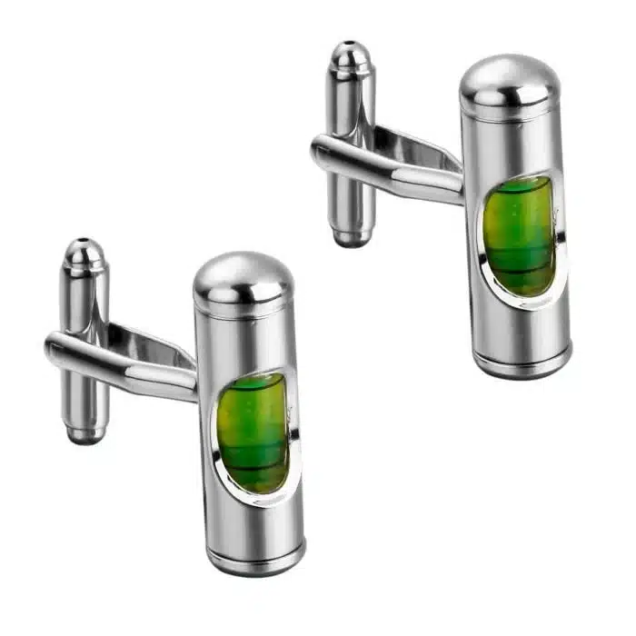 Paire de boutons de manchette en argent comportant chacun un niveau à bulle verte intégré.