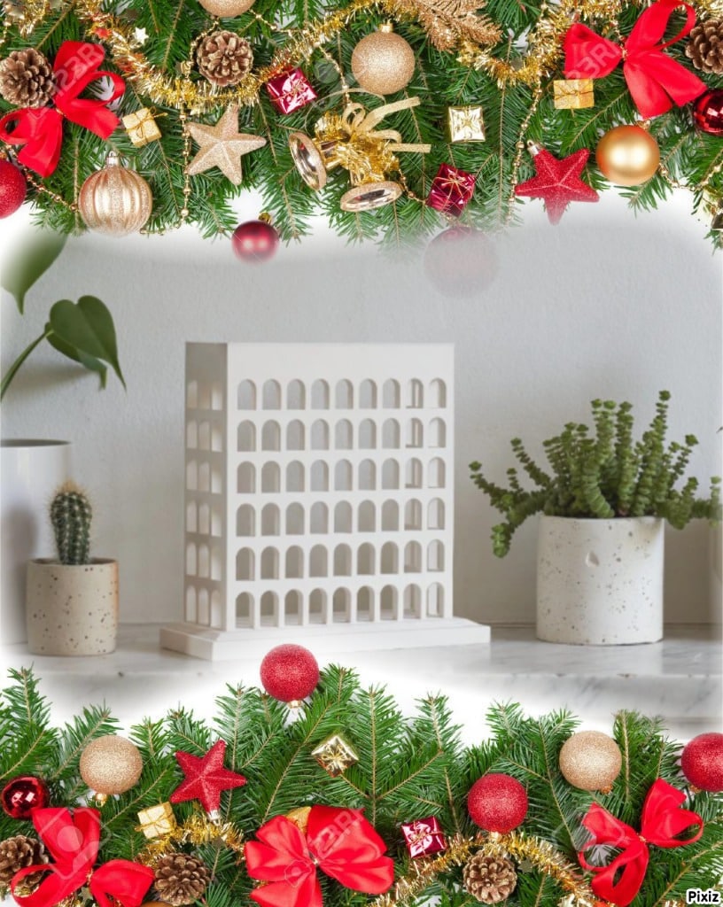 Une table avec des plantes en pot et un bâtiment décoratif blanc est encadrée par des branches de pin festives, des nœuds rouges, des boules et des pommes de pin en haut et en bas.