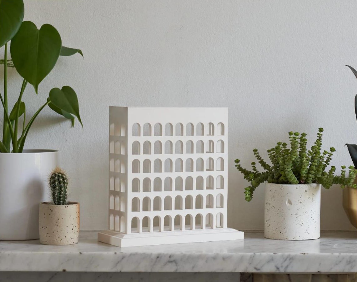 Maquette architecturale blanche du Colosseo Quadrato de Rome construit en 1937